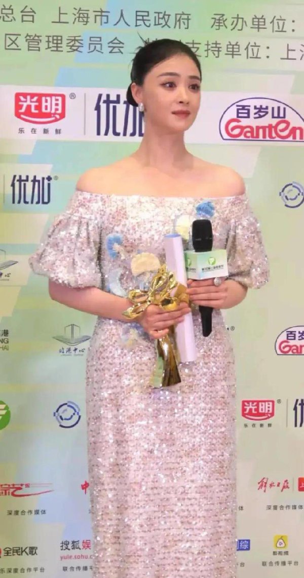 蒋欣拿女配直言 “早该拿”！关晓彤现场落泪，这响应太实在了吧